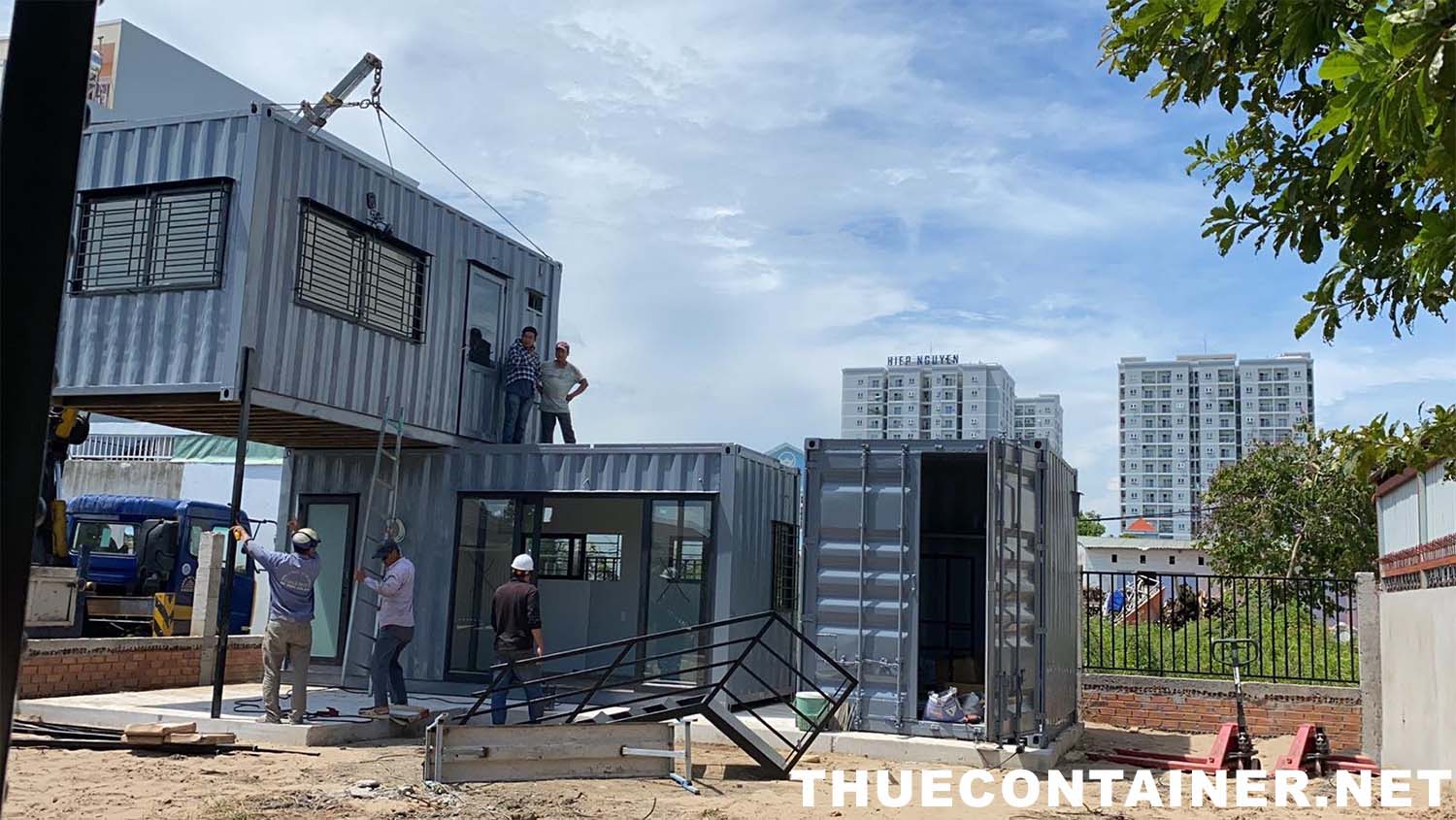 Nhà container đẹp với vườn rau rộng rãi.